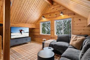 Alpine Retreat at Snoqualmie Pass- 5-Min to Slopes, Private Creek, BBQ, Fireplace, Smart TVs, Kids Games, Hi-Speed Wi-Fi