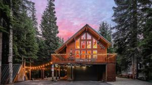 Alpine Retreat at Snoqualmie Pass- 5-Min to Slopes, Private Creek, BBQ, Fireplace, Smart TVs, Kids Games, Hi-Speed Wi-Fi