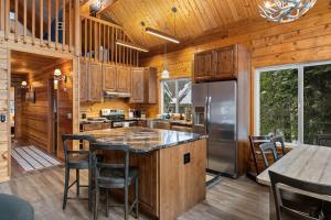 Alpine Retreat at Snoqualmie Pass- 5-Min to Slopes, Private Creek, BBQ, Fireplace, Smart TVs, Kids Games, Hi-Speed Wi-Fi