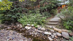 Alpine Retreat at Snoqualmie Pass- 5-Min to Slopes, Private Creek, BBQ, Fireplace, Smart TVs, Kids Games, Hi-Speed Wi-Fi