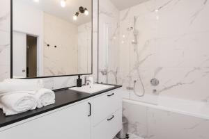 Golden Apartments Warsaw - Luxury 2-Bedroom, Mennica Residence&41