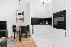 Close-Golden Apartments Warsaw - Luxury 2-Bedroom, Mennica Residence&41