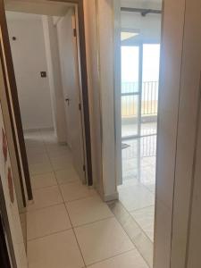 Apto 2 dorm Frente mar Pé na areia Guilhermina Praia Grande