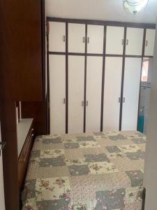 Apto 2 dorm Frente mar Pé na areia Guilhermina Praia Grande