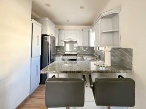 Sleek Downtown Escape with Private Parking