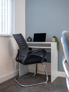 3 Bedroom Apartment, Driveway with Free Parking, Close to City Centre, Family & Contractors