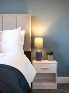 3 Bedroom Apartment, Driveway with Free Parking, Close to City Centre, Family & Contractors