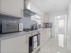 Perfect for Contractors, Driveway with Free Parking, Close to City Centre