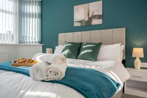 3 Bedroom Apartment, Driveway with Free Parking, Close to City Centre, Family & Contractors