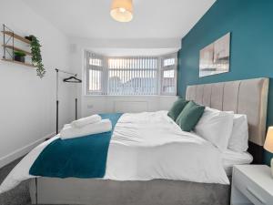 3 Bedroom Apartment, Driveway with Free Parking, Close to City Centre, Family & Contractors