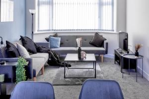 3 Bedroom Apartment, Driveway with Free Parking, Close to City Centre, Family & Contractors