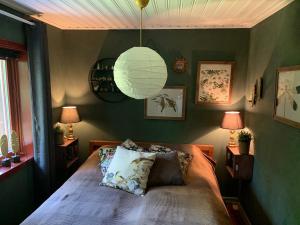 Nice log house near lake and forest in Vittsjö