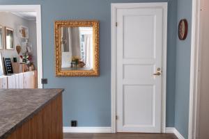 Nice log house near lake and forest in Vittsjö