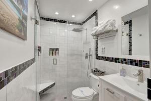 Relaxing Retreat 2BR Oasis with Pool and Outdoor BBQ