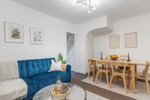 Charming 4-Bed House in Hornchurch, free parking - Upminster