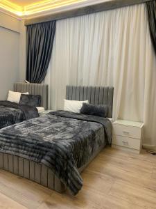 دور أرضي بحديقة خارجية بالتجمع الخامس بالقاهرة