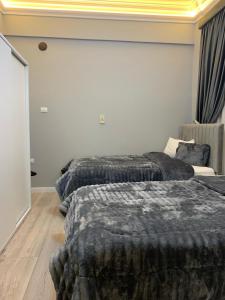 دور أرضي بحديقة خارجية بالتجمع الخامس بالقاهرة