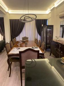 دور أرضي بحديقة خارجية بالتجمع الخامس بالقاهرة