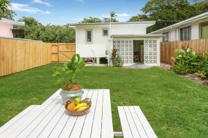 Tropicana Bungalow - Retro Getaway