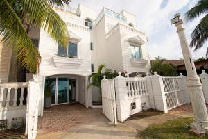 Lux Beach House, Aldaba Selection