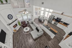 Kellers Crown - 5BR Near Stadiums with Hot Tub & Pool Table