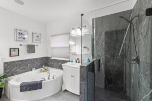 Kellers Crown - 5BR Near Stadiums with Hot Tub & Pool Table