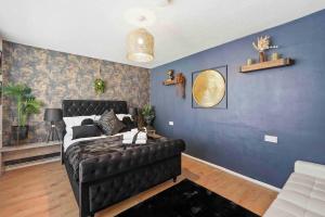 4-Bed Hot Tub Retreat - Sleeps 12