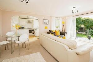 Stylish apartment - 2 min walk from Ogmore by sea beach with private garden, sea views & stunning sunsets, dog friendly