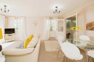 Stylish apartment - 2 min walk from Ogmore by sea beach with private garden, sea views & stunning sunsets, dog friendly