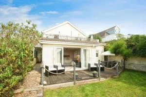 Stylish apartment - 2 min walk from Ogmore by sea beach with private garden, sea views & stunning sunsets, dog friendly - Tythegston