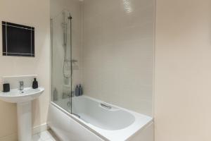 Heart of Durham, Modern, Free Parking - Perfect for Families and Contractors