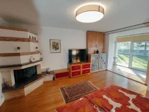 House IZI - parking, garden, 8 min ride to center - Dobrovce