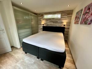 Modern chalet in Campanula Park with garden