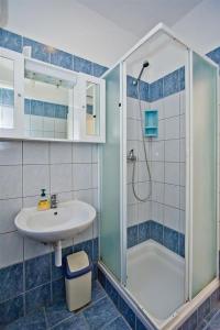 Apartments with parking space Hvar - 23674