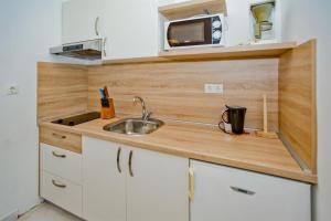 Apartments with parking space Hvar - 23674