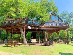 Waterfront Sweet Medicine Treehouse - Luling