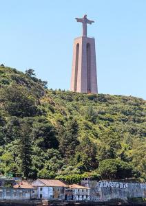 Big apt 4beds with terrace, 15 mins to Lisbon