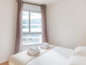 Fully-equipped modern cocoon on banks of the Seine