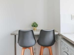 Fully-equipped modern cocoon on banks of the Seine