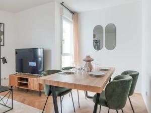 Fully-equipped modern cocoon on banks of the Seine