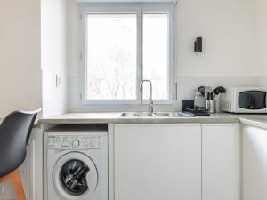 Fully-equipped modern cocoon on banks of the Seine