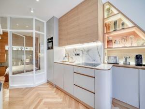 Elegance & refinement a stones throw from Louvre