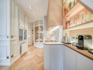 Elegance & refinement a stones throw from Louvre