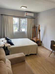 Studio reformado no centro com garagem, à 2min praia