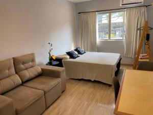 Studio reformado no centro com garagem, à 2min praia