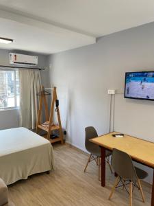 Studio reformado no centro com garagem, à 2min praia