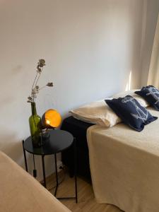 Studio reformado no centro com garagem, à 2min praia