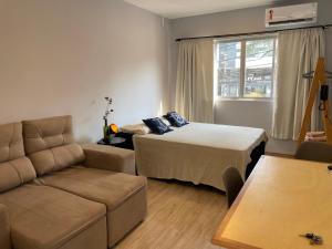 Studio reformado no centro com garagem, à 2min praia