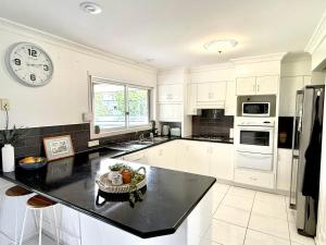 Mountain Views, Spa Bath, Pet Friendly, Near Zoo!