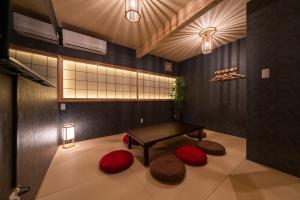 朋 日本の伝統を感じるお宿 関空直結駅前 ベッド14台 お風呂3台 寝室6部屋